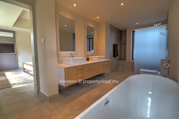 Villa 3 chambres avec piscine privée jacuzzi accès mer et proche golf
