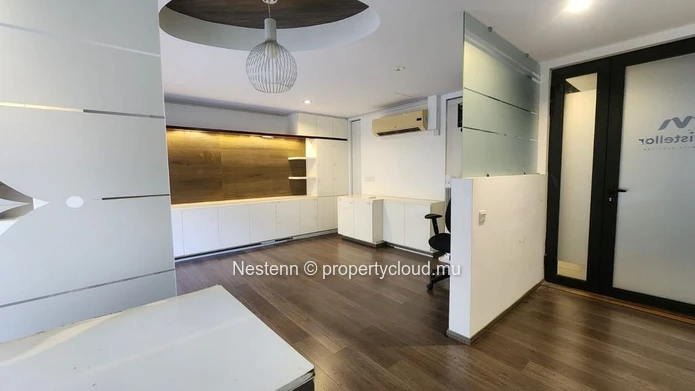 Modern office of 34 m², semi-furnished with one reserved parking