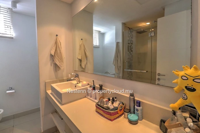 Penthouse moderne et bien agencé de 3 chambres à coucher à quelques minutes à pied de la plage