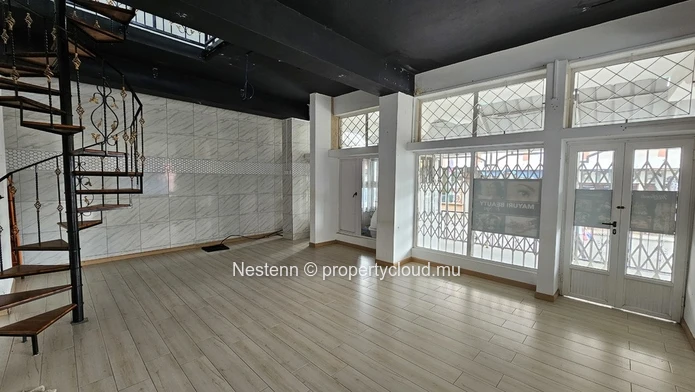 150 m² commercial space ideally located near the station and shops