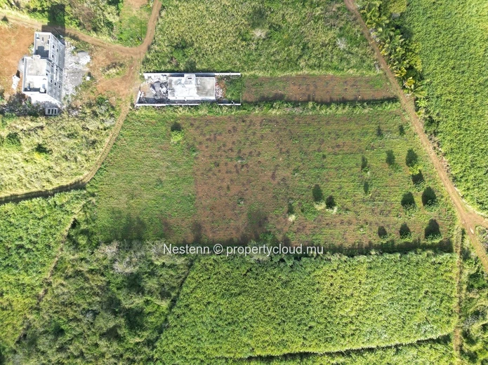 Vaste terrain résidentiel de 6330 m² avec accès routier sur deux côtés à proximité de projets résidentiels