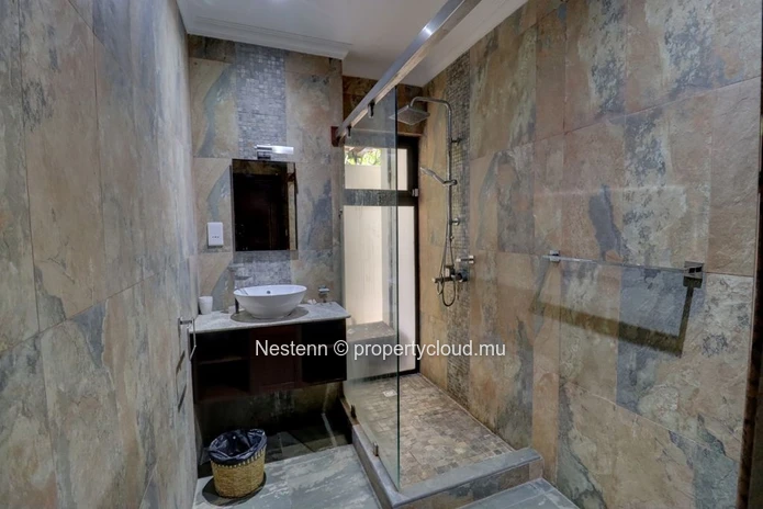 Colonial villa with 4 bedrooms, private pool, and sea access in a good condition