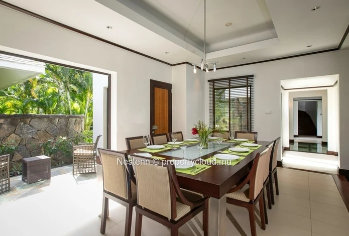 Villa moderne et spacieuse de 5 chambres avec une vue imprenable sur le parcours de golf