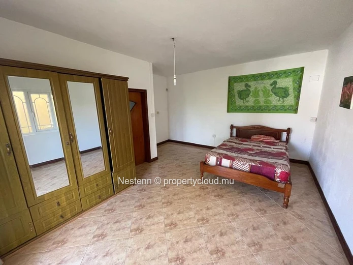 Maison spacieuse de 6 chambres avec piscine privée et garage souterrain.