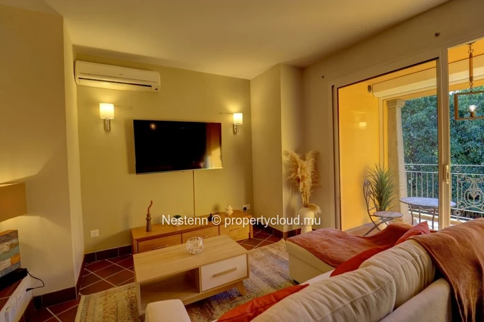 Contemporary 2-bedroom duplex in a secure lakeside residence