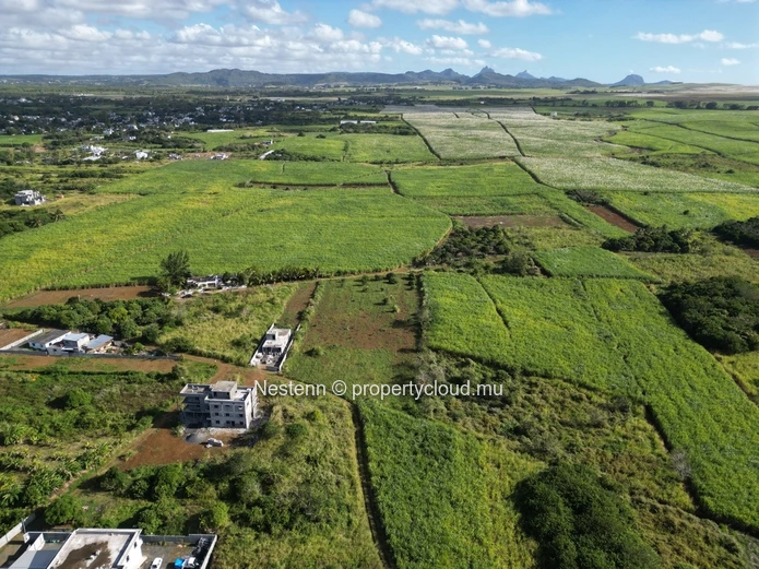 Vaste terrain résidentiel de 6330 m² avec accès routier sur deux côtés à proximité de projets résidentiels