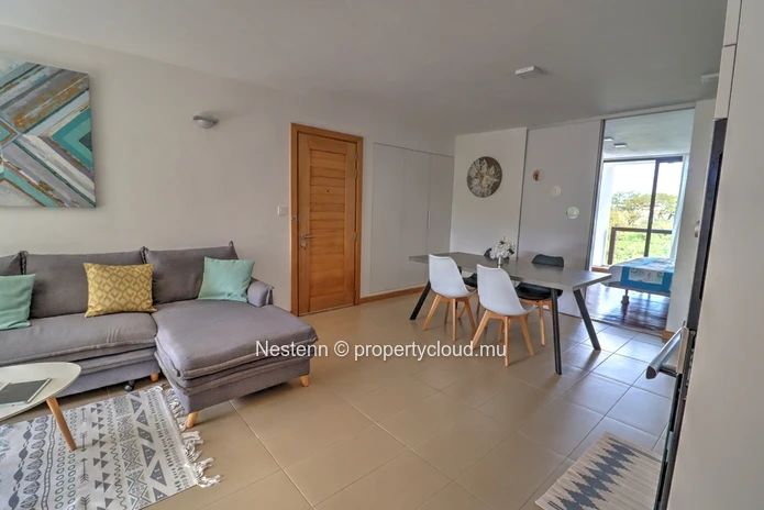Beautiful 2 bedroom apartment just minutes from the beach