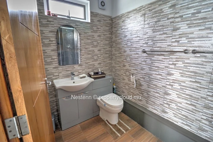 Modern 2-Bedroom Ensuite Apartment with Pool