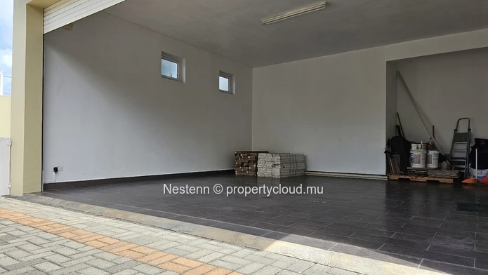 Triplex moderne avec piscine privée et vue mer a quelques pas de marche de la mer