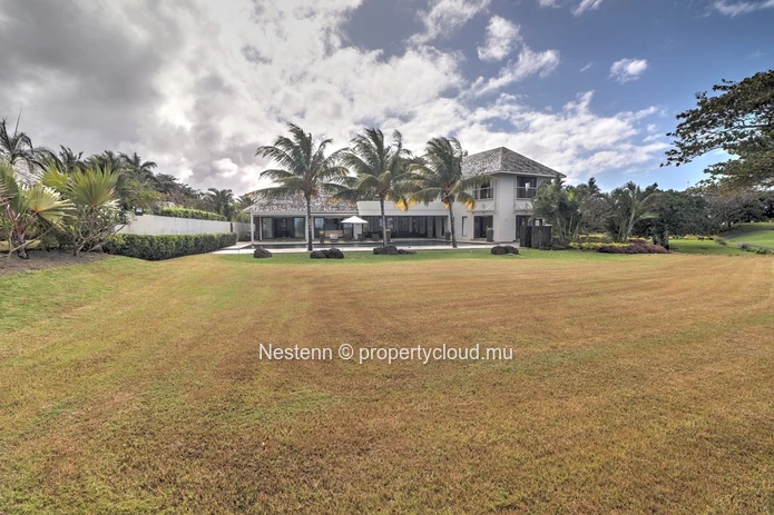 5-bedroom villa with sea view
