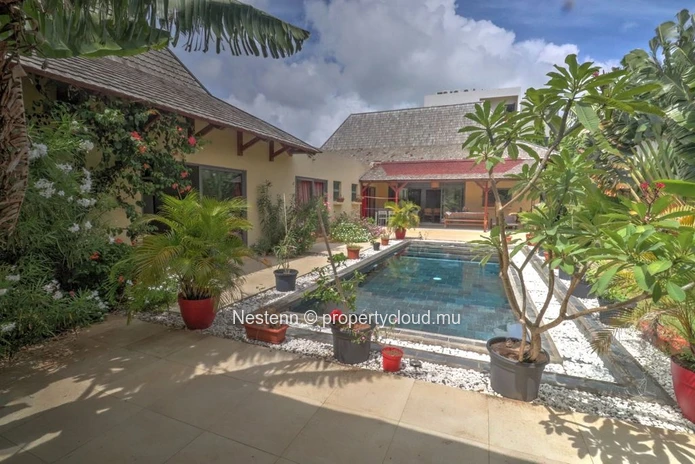 Élégante villa de style balinais sur un terrain de 675 m²