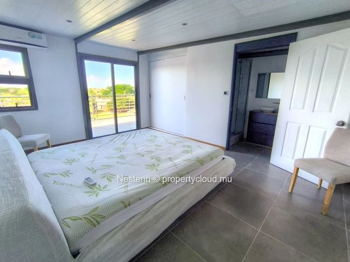 Modern 3-bedroom penthouse in Bain Boeuf with rooftop access, sea views, private lift, and close to shops. New PDS re...