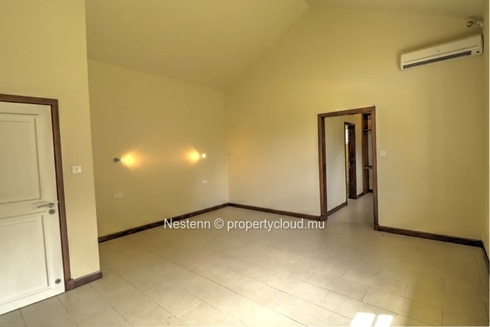 Maison spacieuse à 3 chambres, non meublée et bien entretenue, dans un domaine prestigieux.