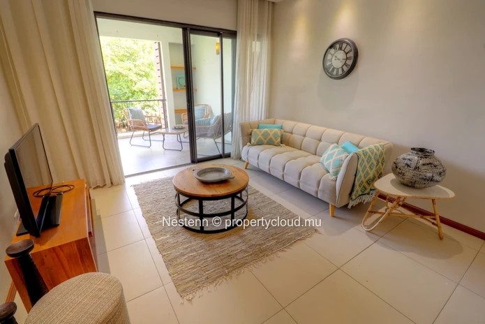 Nice 2-bed apartment in a small residence with swimming pool.