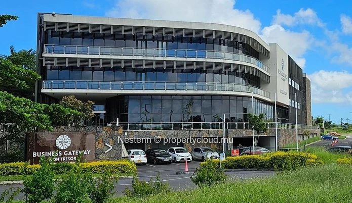 110 m² Office, strategically located near the airport and motorway