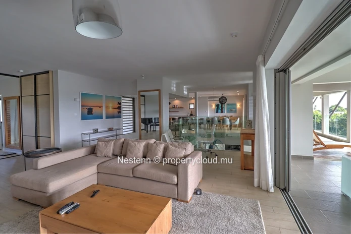Penthouse de 4 chambres avec vue sur la mer dans une région recherchée. 