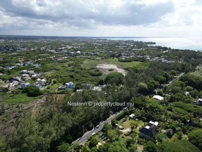 706m² of residential land – 5 Minutes walk to the beach