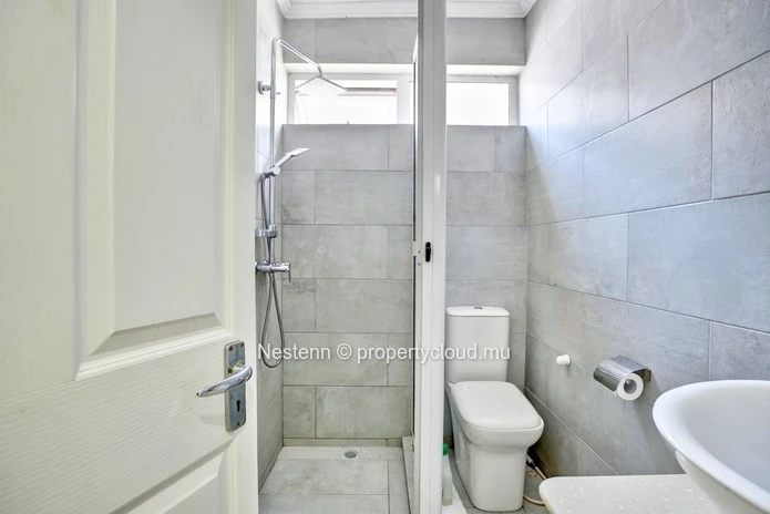 Modern 2-Bedroom Apartment with Beachfront Access