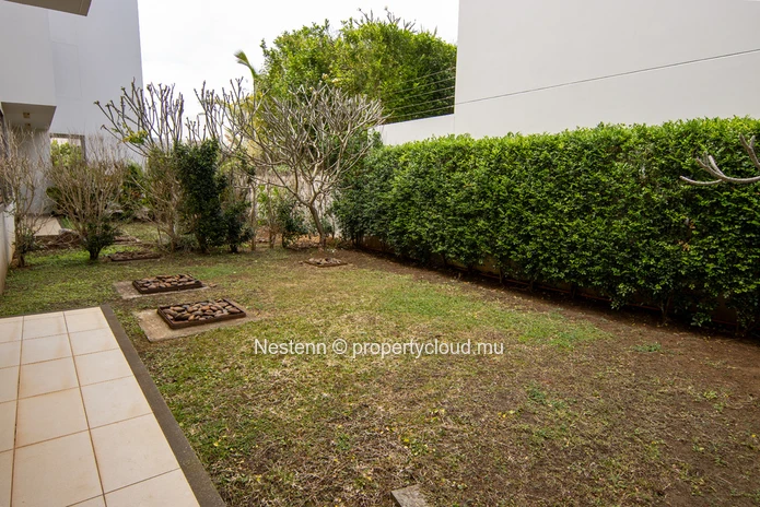 Furnished ground floor apartment with 3 bedrooms and garden 
