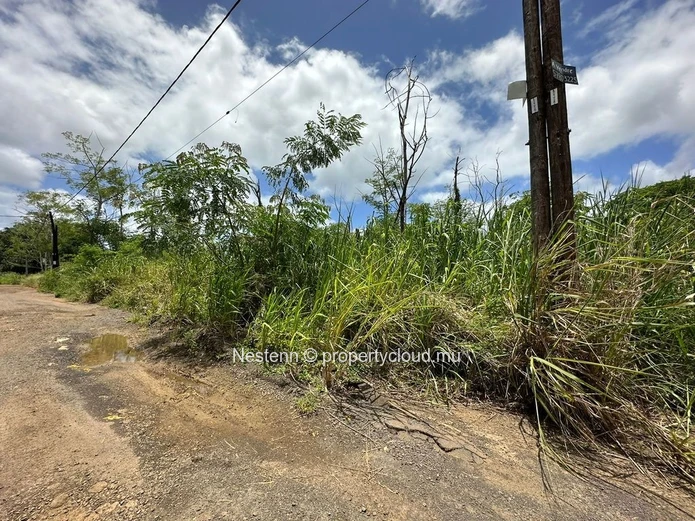 Terrain résidentiel de 940 m² dans une région recherchée.