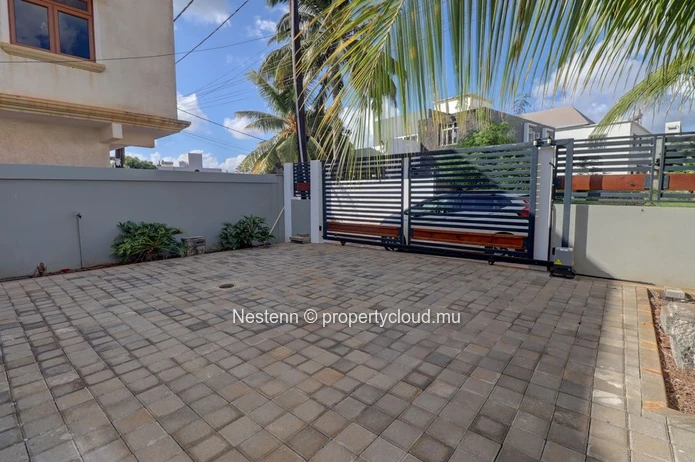 Beautiful, newly built single-storey villa with private pool, in a quiet residential area