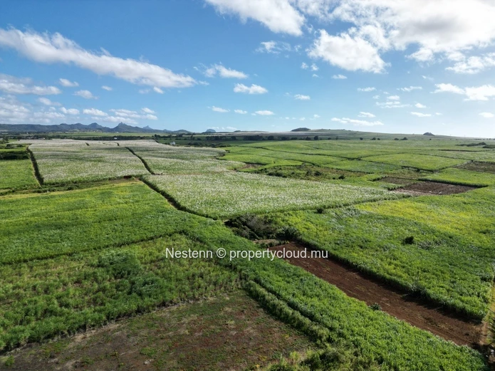 Vaste terrain résidentiel de 6330 m² avec accès routier sur deux côtés à proximité de projets résidentiels