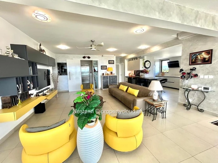 Magnifique penthouse de 3 chambres en suite idéalement situé à côté de la plage 