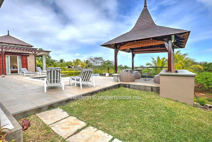 Une villa unique, où modernité et charme tropical se rencontrent.