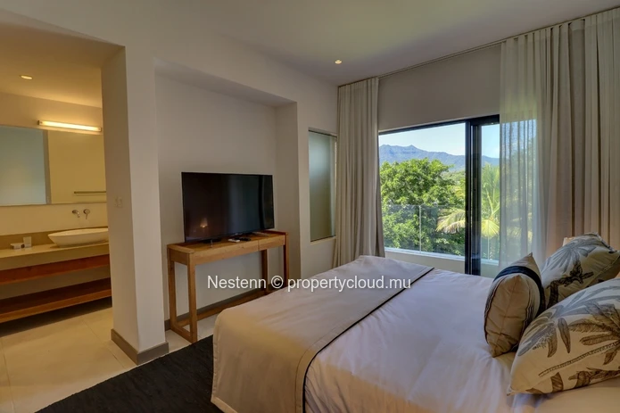 Bel appartement meublé de 3 chambres avec piscine privée et vue sur montagnes.