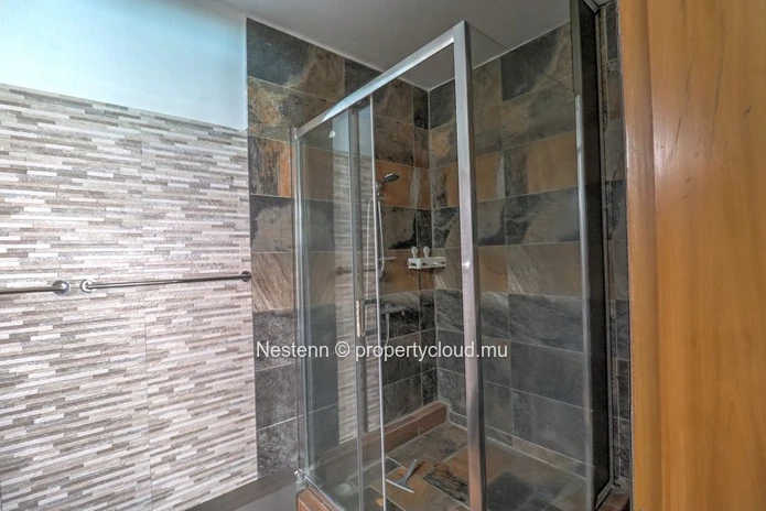 Modern 2-Bedroom Ensuite Apartment with Pool
