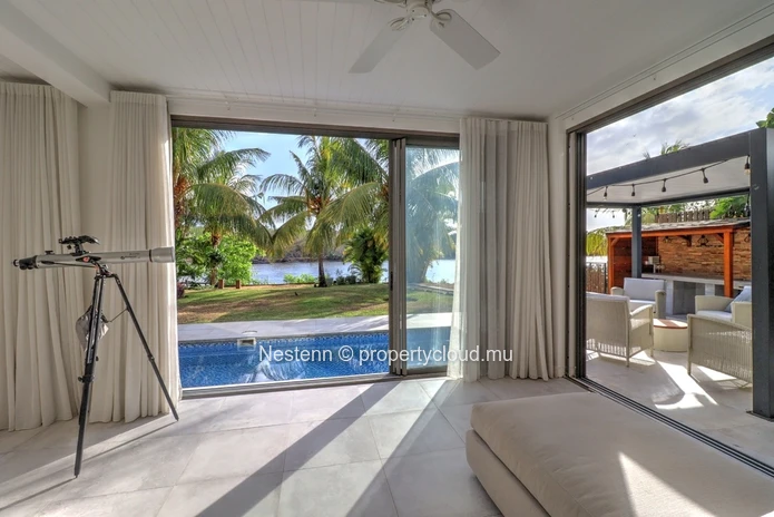 Spacious and bright 300 m2 apartment with swimming pool and garden on the riverside