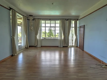 6 Bedroom House