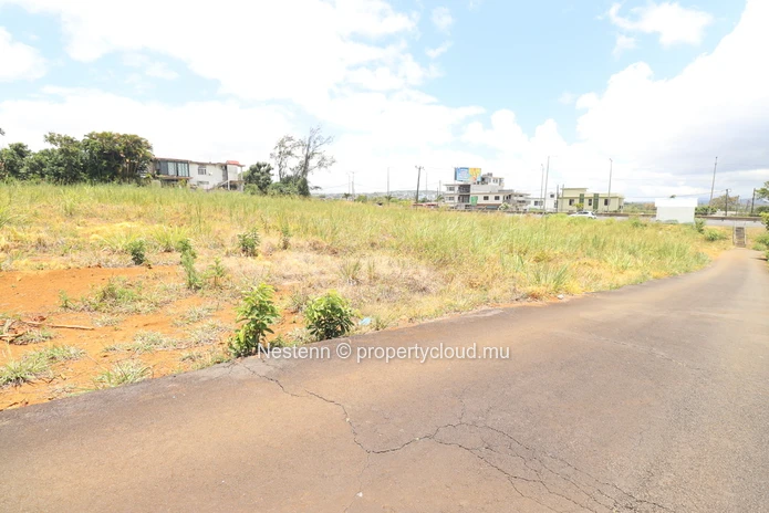Terrain résidentiel/commercial de 1707 m² 