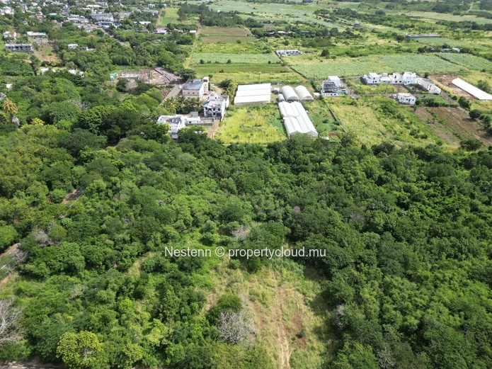 Terrain résidentiel de 844m2 idéal pour maisons ou commerce terrain d'angle divisible 