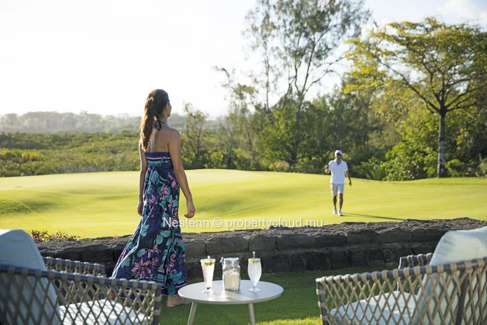 Villa de 2 chambres sur 2 niveaux dans un prestigieux complexe de golf.