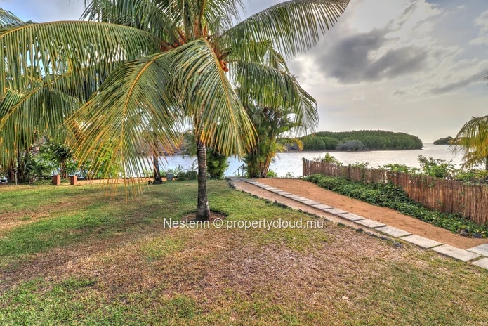 Spacieux et lumineux appartement de 300m2 avec jardin et piscine en bord de rivière