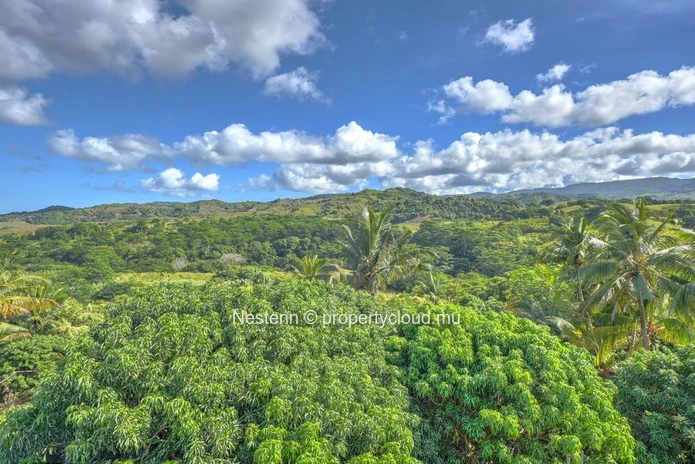 Spacieuse maison de 275 m² de 9 chambres avec vue sur la mer et la montagne.