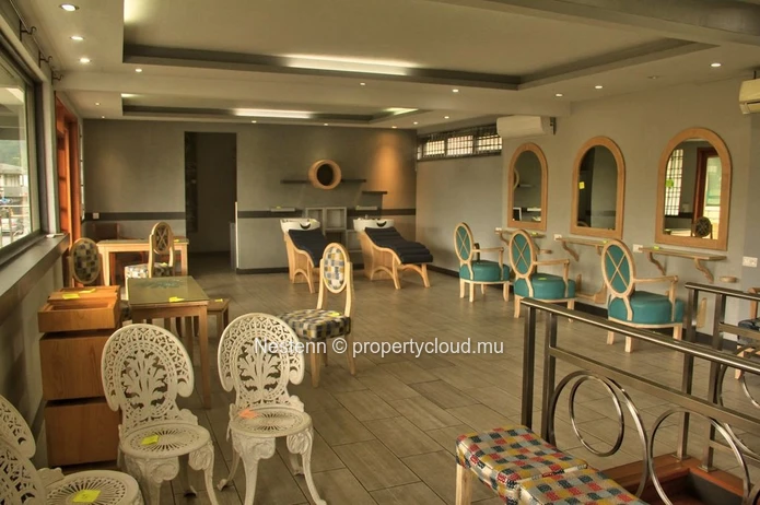 Modern ground floor duplex commercial premises of 180 m² 