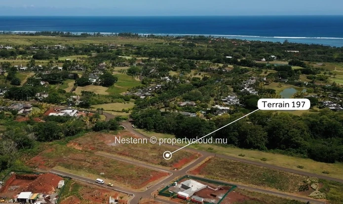Sea view land of 1575 m² in an exceptional estate.