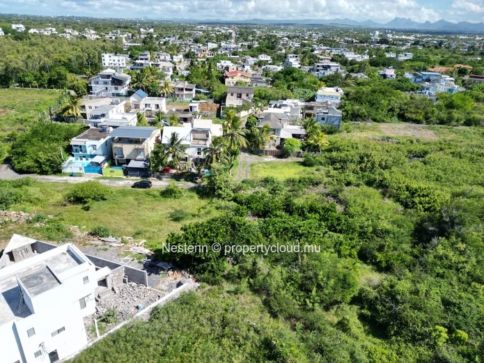 706m² of residential land – 5 Minutes walk to the beach