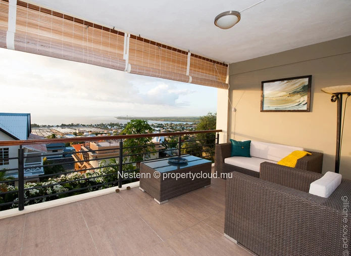 Magnifique appartement moderne de 320m2 avec piscine privée et vue imprenable sur la baie 