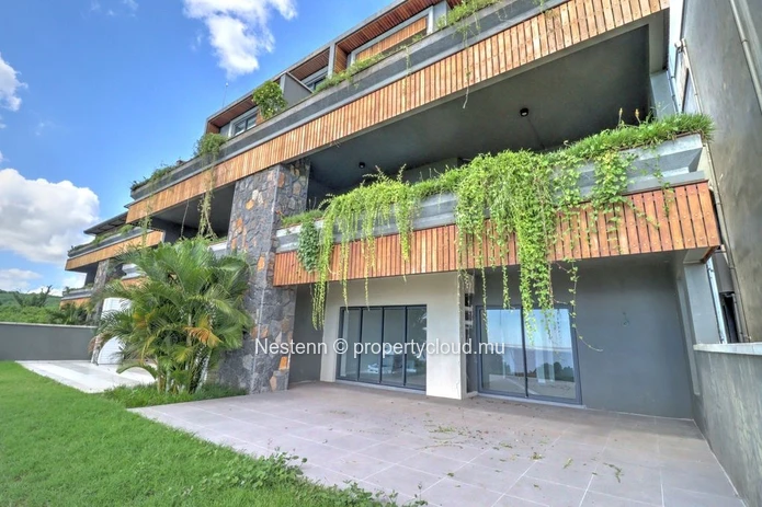 Magnificent beachfront apartment with sea views in a secure residence.
