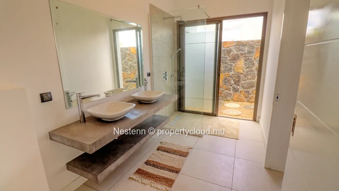 Villa contemporaine de 4 chambres en résidence sécurisée. 