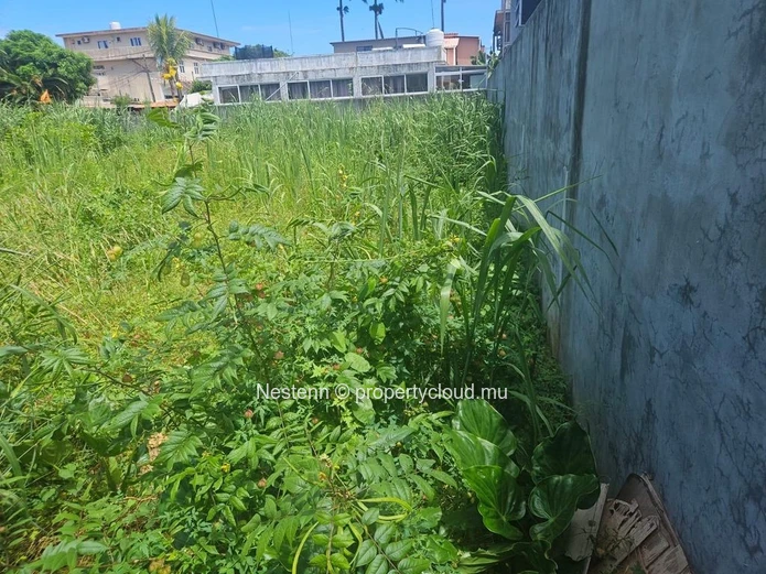 Terrain résidentiel de 21 perches clôturé – Possibilité 2 lots