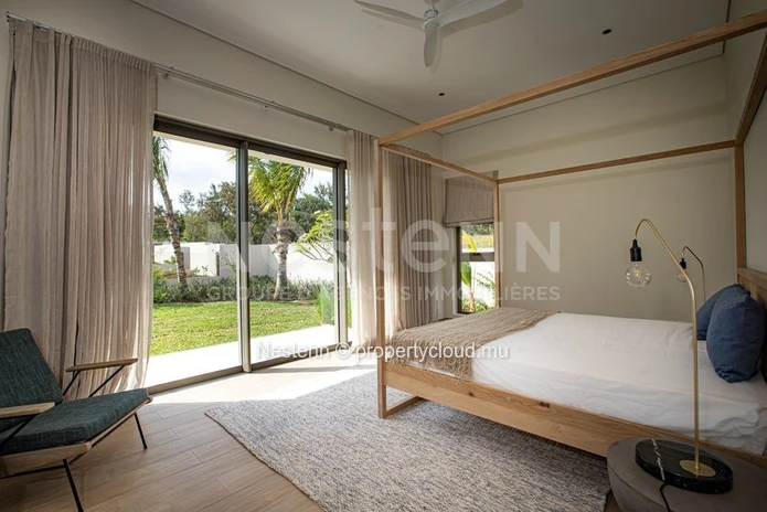 Villa neuve de 4 chambres de plain-pied avec vue sur le golf dans un domaine prestigieux