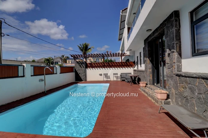  Duplex de 2 chambres avec piscine privée proche des arrêts de bus.