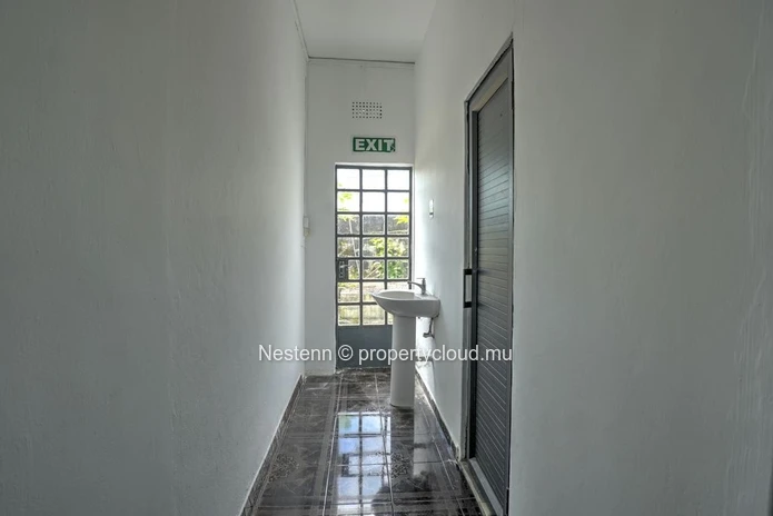  120 m² building on a 527 m² plot of land on the main road 