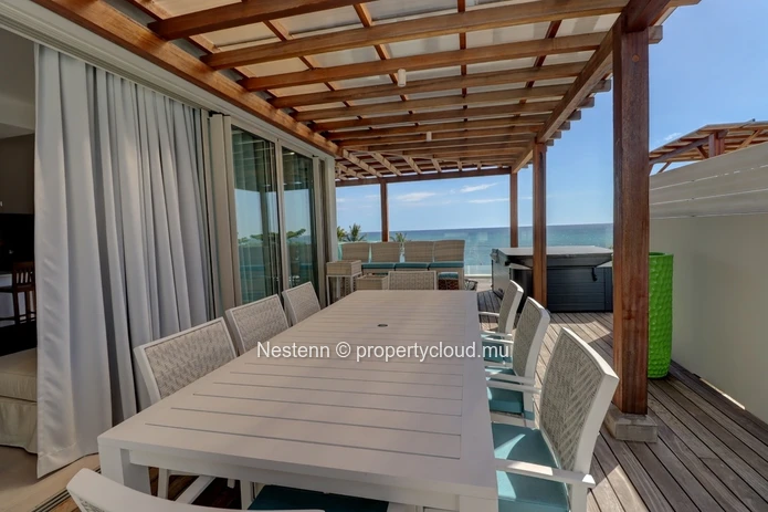 Spectacular beachfront 2-bed penthouse 
