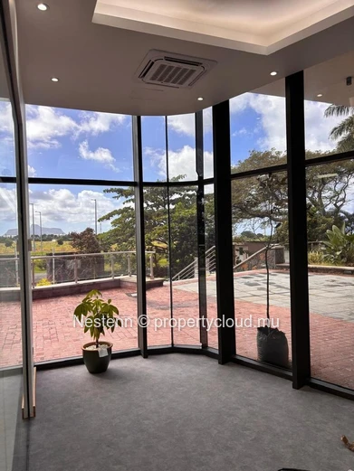 Luminous fitted office space in a green business hub 