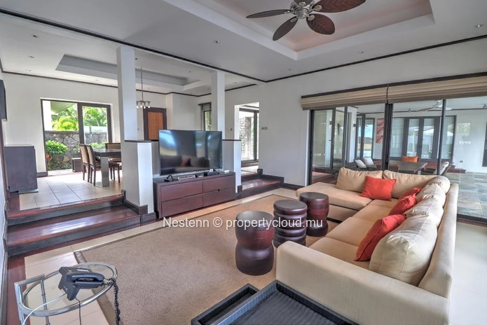 5-bedroom villa with sea view